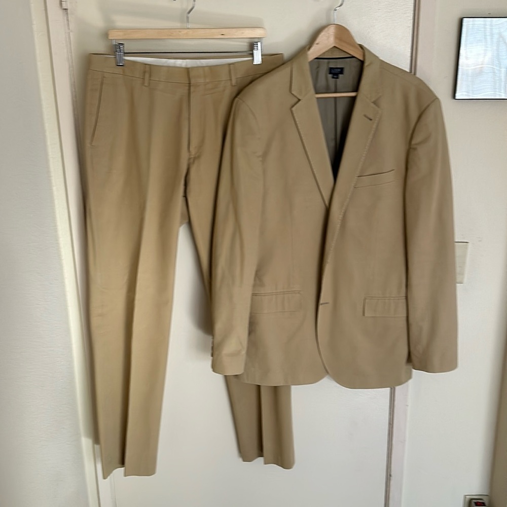 J. Crew/Larusmiani tan suit, single breasted, 44L jacket & 34 x 33 pants